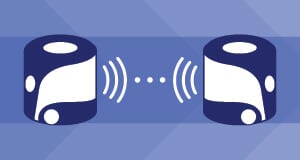Δύο ρομπότ κωδικοποίησης VEX AIM που συνδέονται ασύρματα.