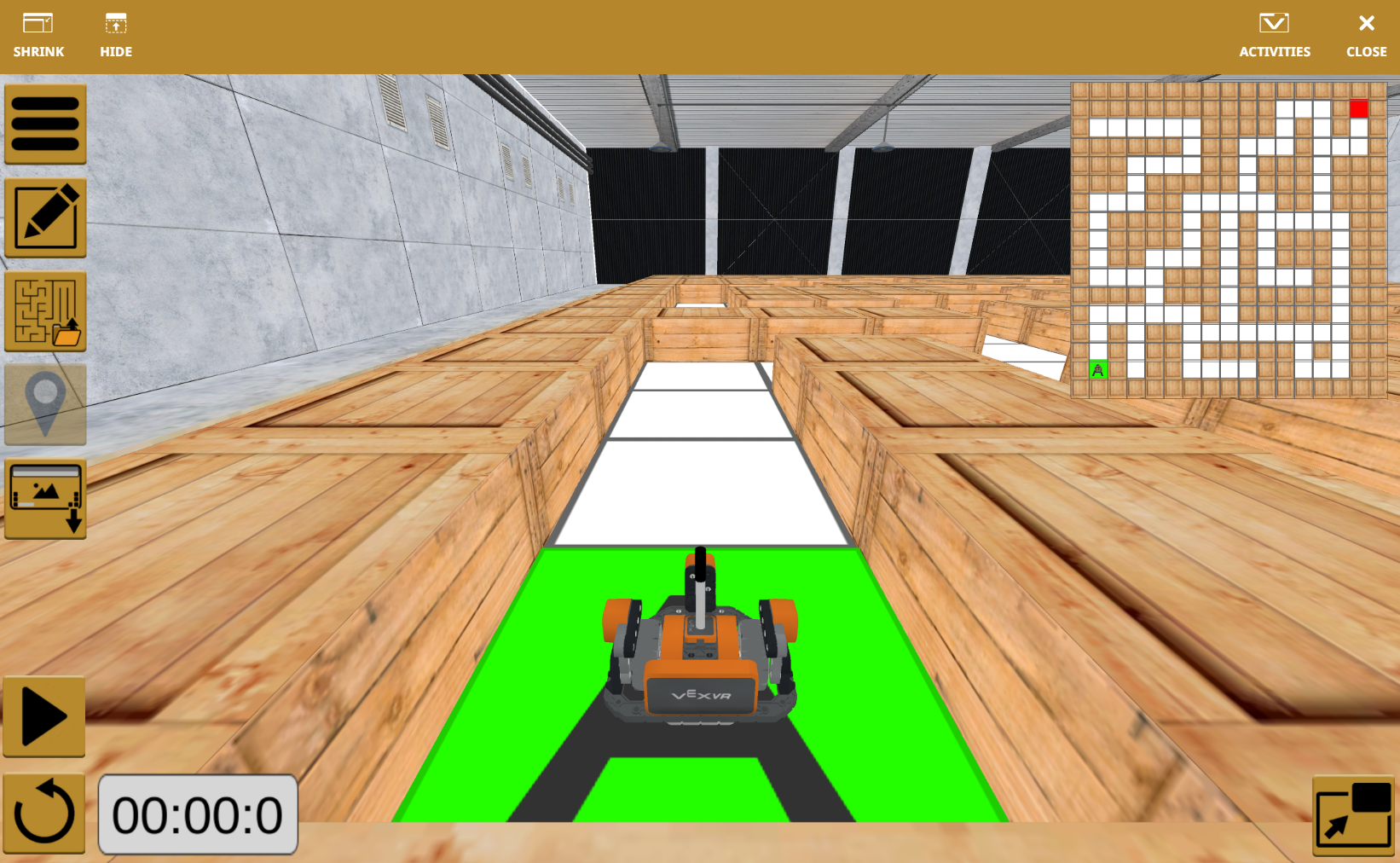 Το παράθυρο VEXcode VR Playground που δείχνει το Wall Maze+ Playground. Δείχνει το VR Mazebot περιτριγυρισμένο από τοίχους από κουτιά, ξεκινώντας από το πλακίδιο A με έναν μίνι χάρτη του λαβυρίνθου στην επάνω δεξιά γωνία του παραθύρου.