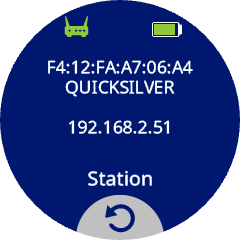 Una pantalla de robot circular que muestra que el robot AIM está conectado a la red QUICKSILVER con la dirección IP 192.168.2.51, indicada por un ícono de enrutador verde y la palabra Estación en la parte inferior.