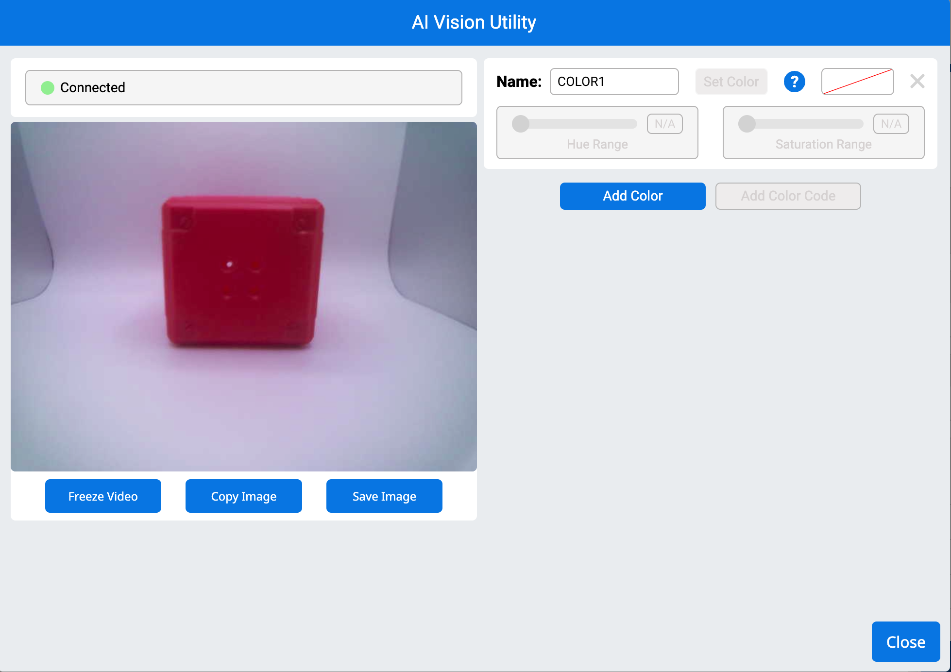 Utilidad de visión de IA en VEXcode AIM. A la izquierda se muestra la señal de la cámara del robot con un cubo rojo en el centro sobre un fondo blanco.