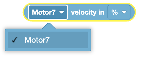 La imagen muestra un bloque redondeado azul claro de un entorno de programación basado en bloques con el texto "Velocidad del Motor7 en %" y pequeñas flechas hacia abajo junto a "Motor7" y "%.". Debajo de este bloque hay un menú desplegable azul claro con una marca de verificación junto a "Motor7", lo que indica que esta opción está seleccionada.