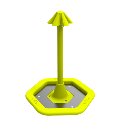La imagen muestra un elemento de competición de VEX Robotics, conocido como portería móvil. Cuenta con una base hexagonal amarilla con el logotipo de VEX grabado, que sostiene un poste vertical rematado con una distintiva estructura cónica amarilla. 