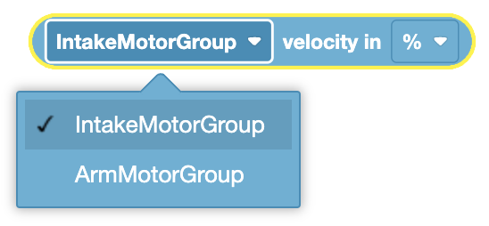 Diagrama que ilustra los bloques de control de velocidad del motor para VEXcode VR en el V5RC Virtual Skills Spin Up Playground.